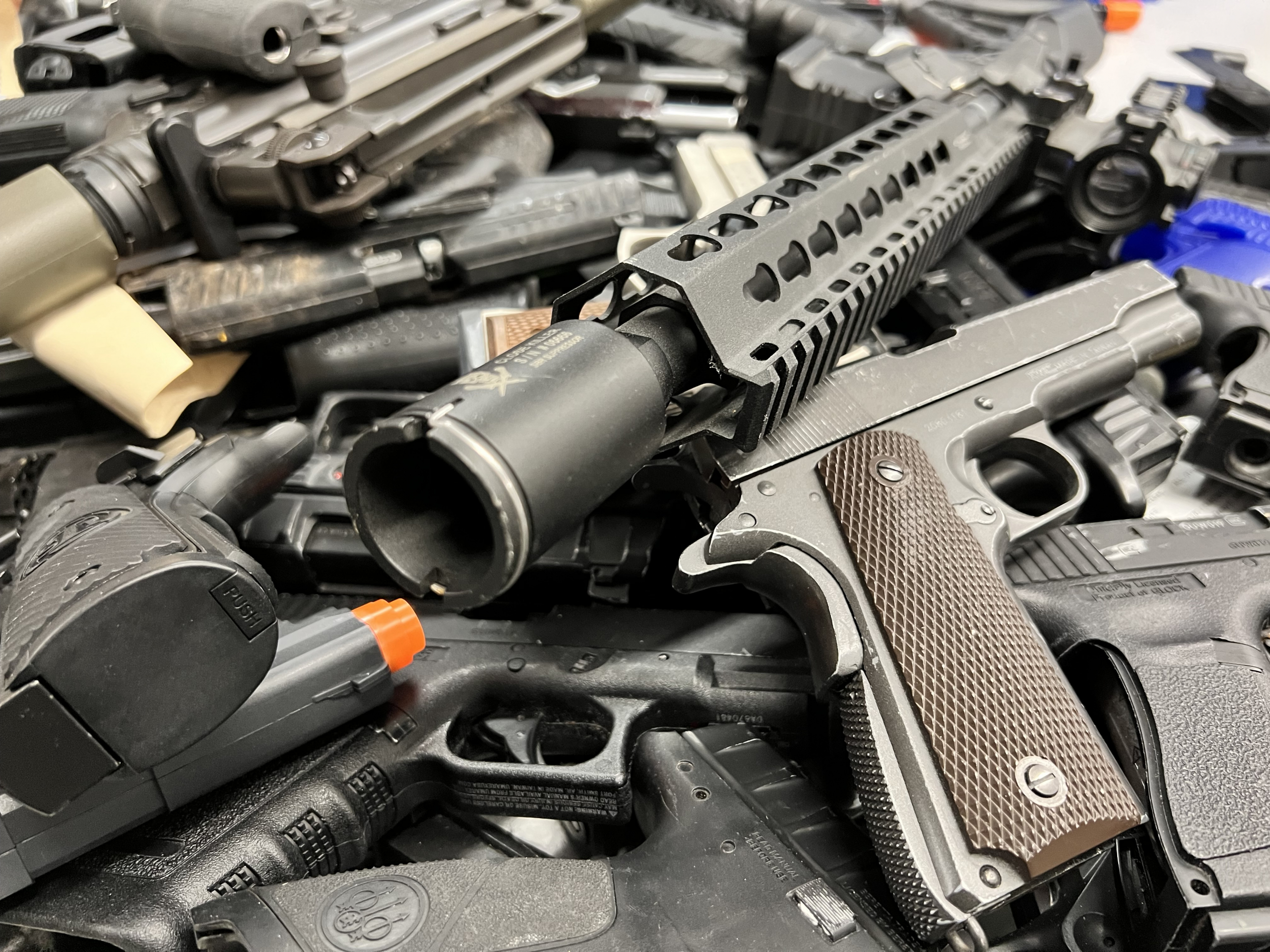 VicPD ospita un evento mediatico sulle armi da fuoco: una media di due armi  da fuoco vere e repliche sequestrate ogni settimana 